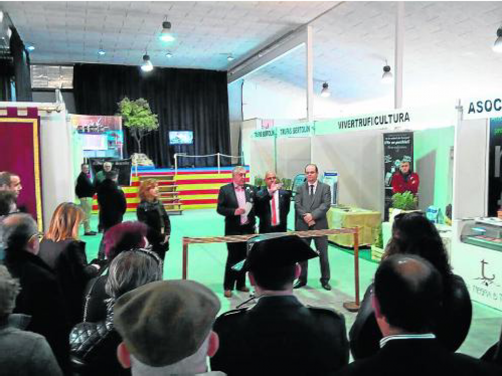 Momento de la inauguración de la Feria por parte del delegado del Gobierno de Aragón