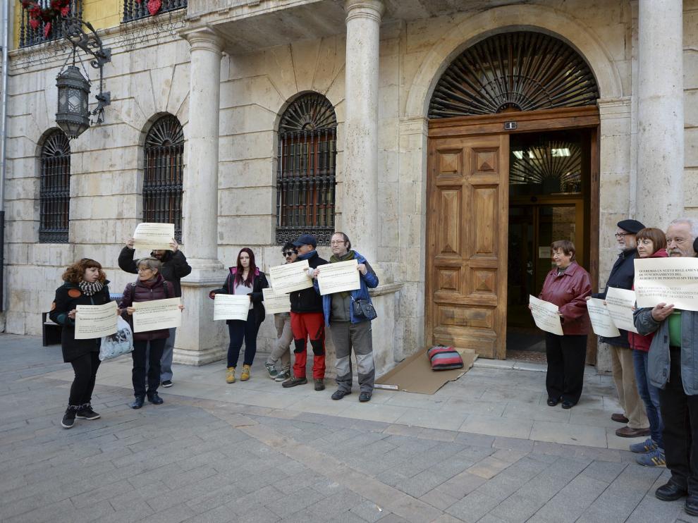 Manifestantes de la plataforma frente al Ayuntamiento de Teruel.