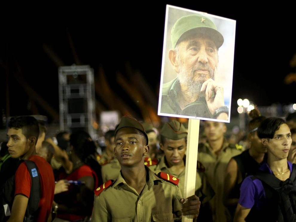 Homenaje multitudinario a Fidel Castro en Santiago de Cuba, donde fue enterrado este sábado.
