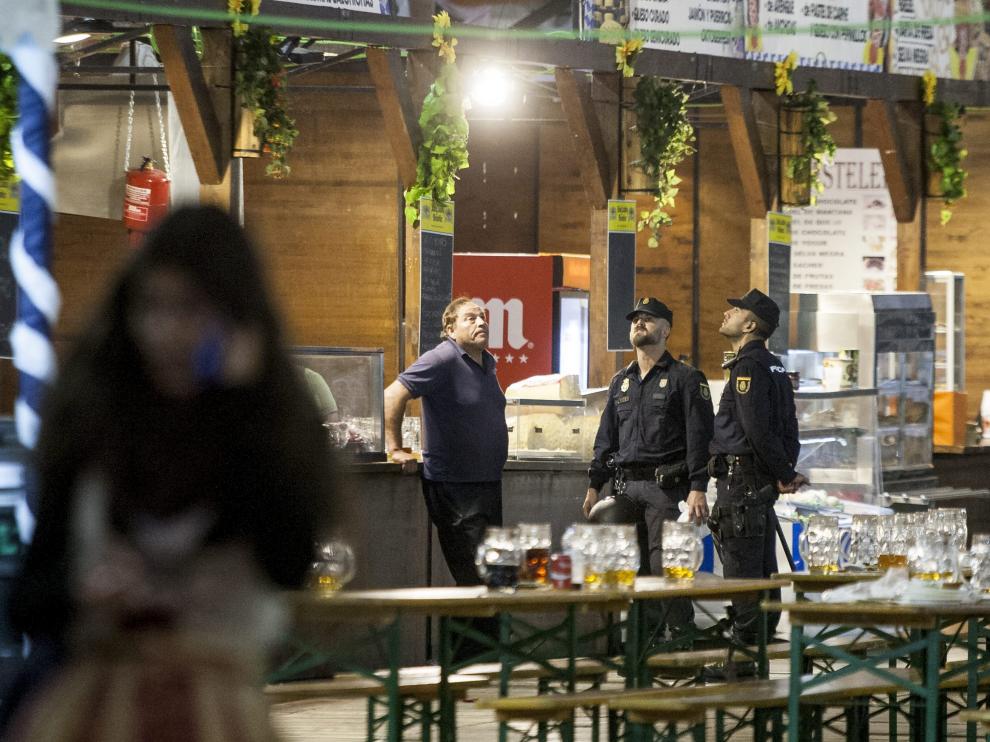 Agentes de la Policía Nacional, en la carpa de la cerveza poco después del accidente.