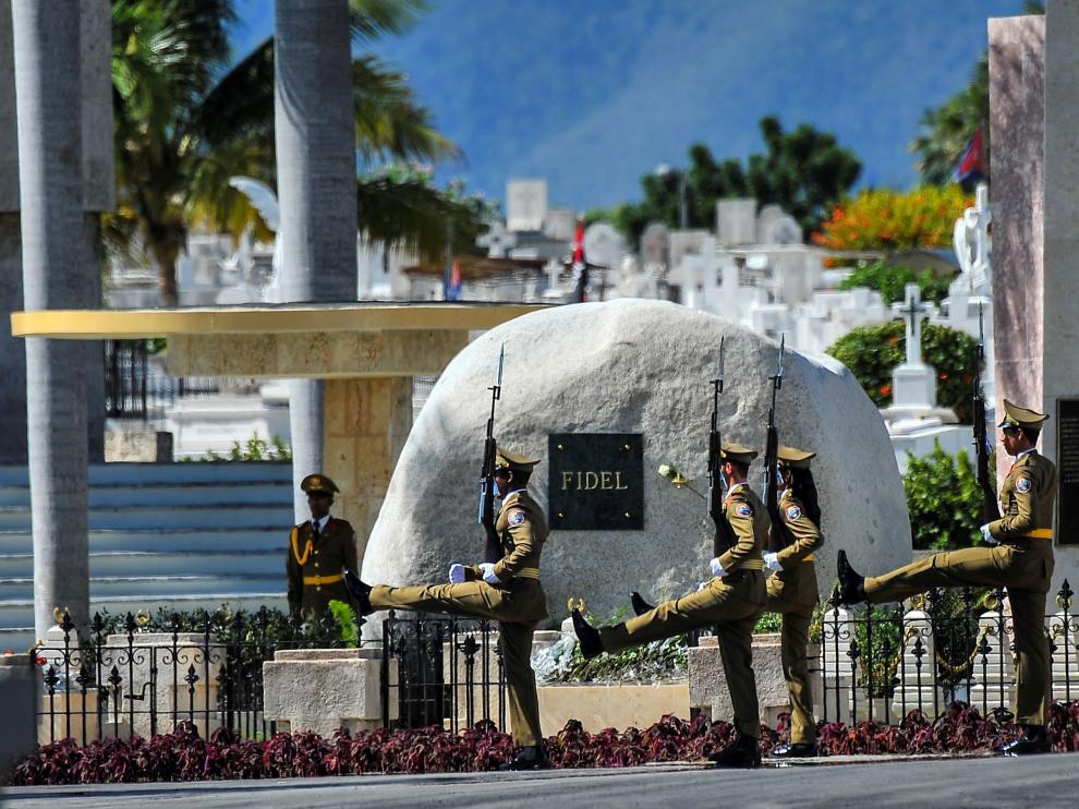 Fidel, enterrado bajo una roca y cerca de José Martí en Santiago de Cuba