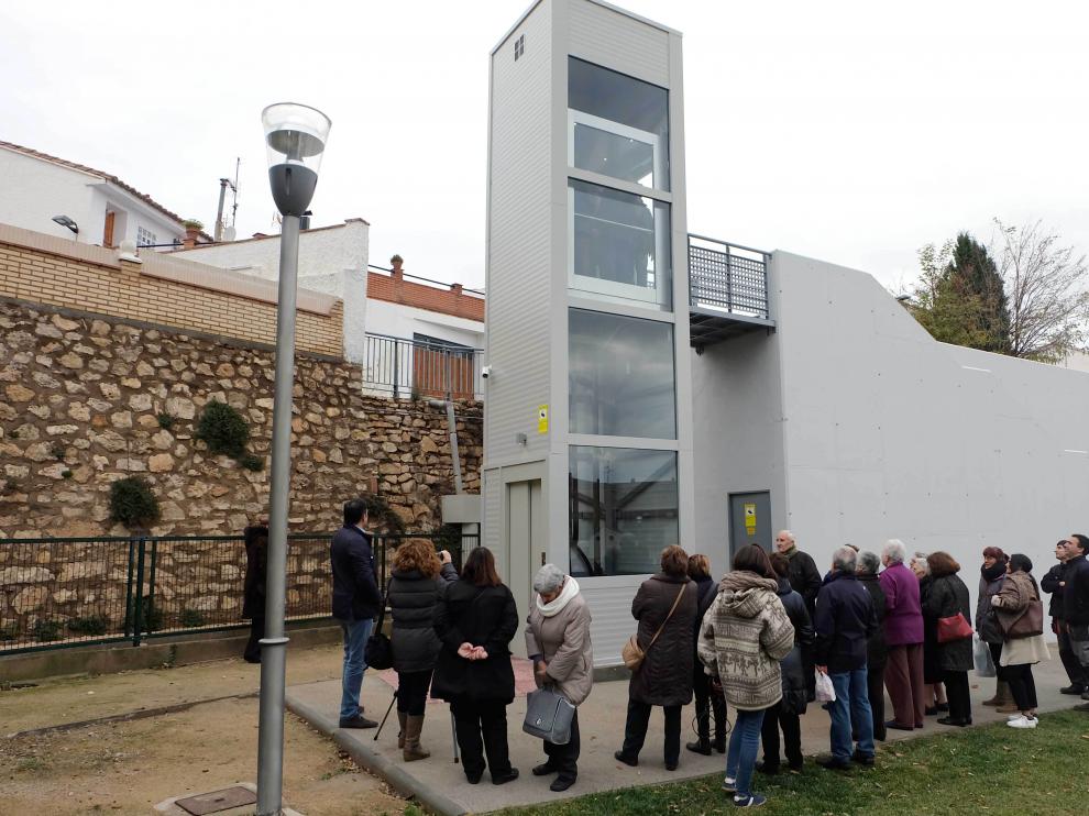 Un grupo de vecinos inaugurando el nuevo ascensor.
