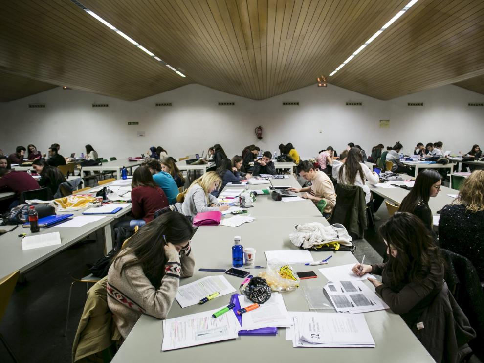 Estudiantes en la Facultad de Economía y Empresa de la Universidad de Zaragoza.