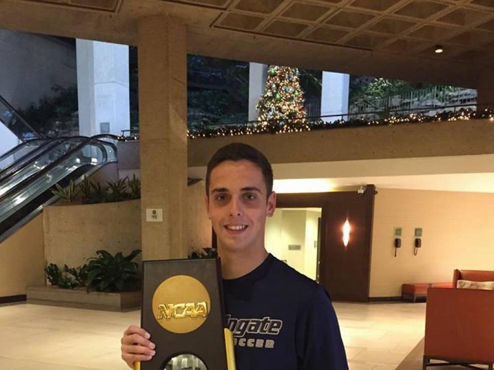 El alcañizano Óscar Pérez posa con el trofeo.