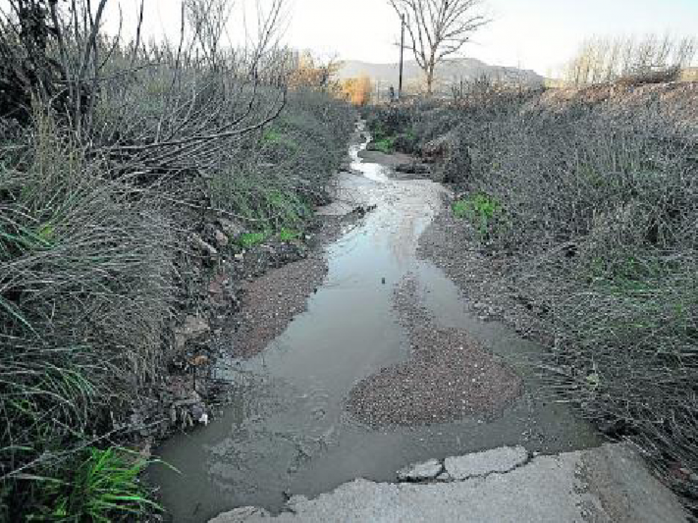 Las aguas fecales, por el lecho de un barranco a la afueras de Villaspesa al obstruirse el colector.