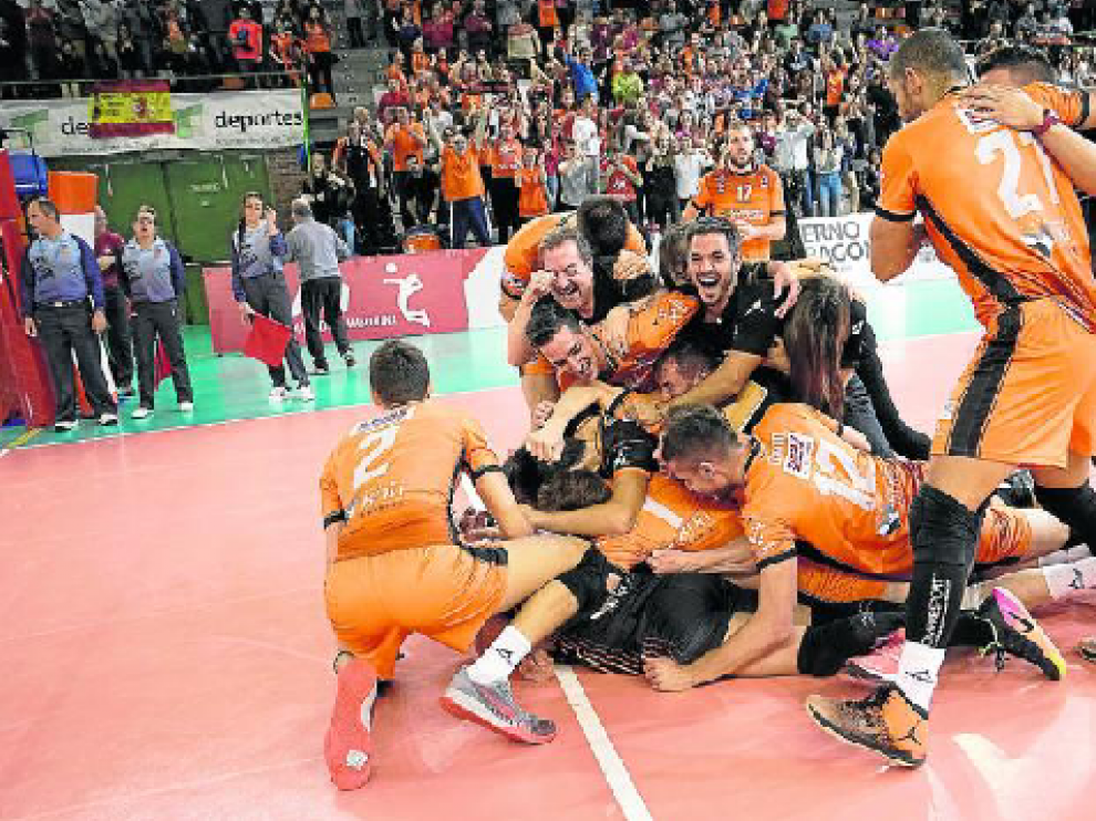 Thomas Ereu, el MVP del partido, remata un tanto en la red de Los Planos.