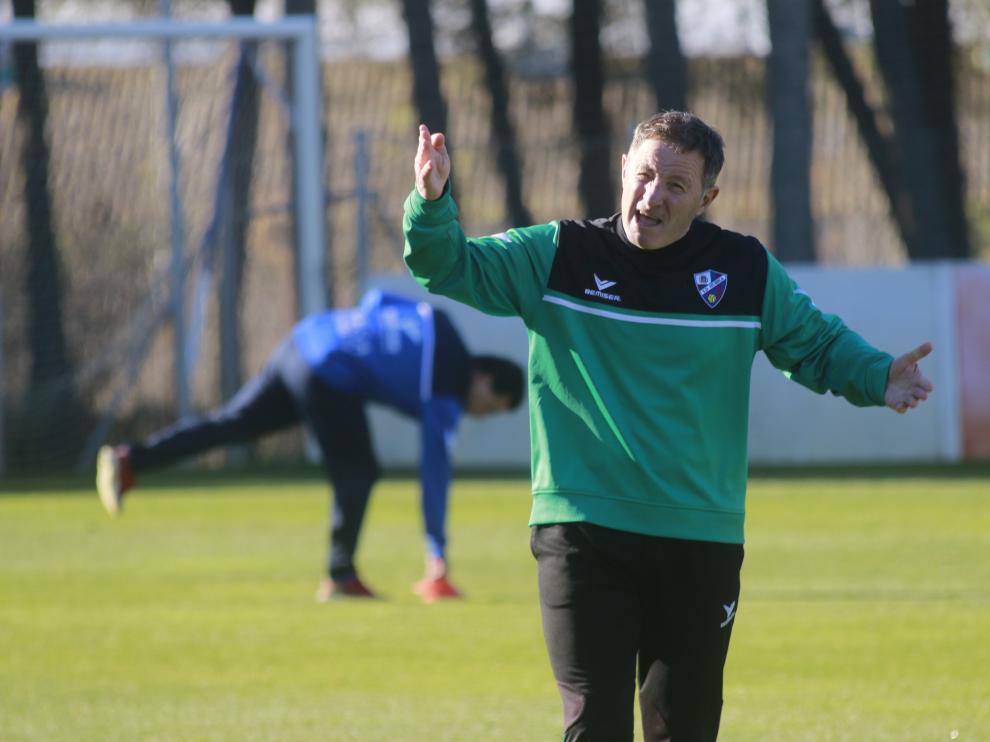 Anquela entrenando a sus jugadores en Huesca.