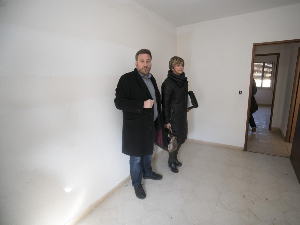 El consejero José Luis Soro y la directora general de Vivienda, Mayte Andreu, en un piso a reformar.