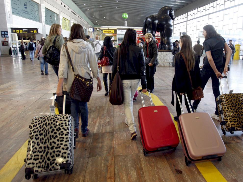 Varias jóvenes, en un aeropuerto español