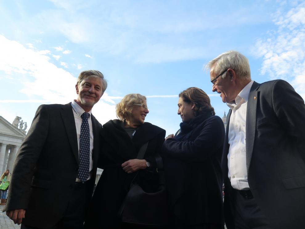 Los alcaldes de Zaragoza, Pedro Santisteve (i), y de Valencia, Joan Ribo (d), junto a las alcaldesas de Madrid, Manuela Carmena (2i) y Barcelona, Ana Colau, posan este viernes en la plaza de San Pedro del Vaticano