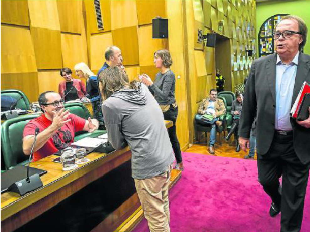 Cubero, a la izquierda, en el último pleno. A la derecha, el portavoz del PSOE, Carlos Pérez.