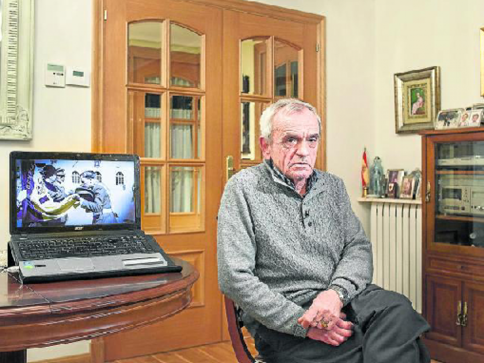 Miguel Ángel Madariaga, teniente retirado de la Guardia Civil, junto al ordenador en el que vio el documental 'Contra la impunidad'.