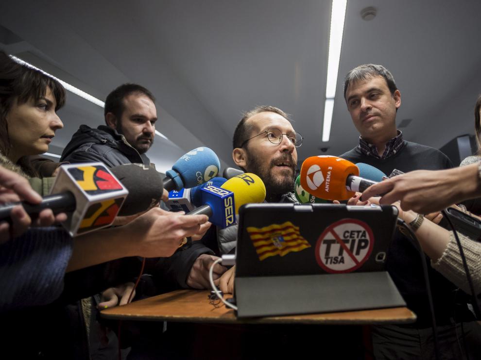 Pablo Echenique atiende a los medios en Zaragoza