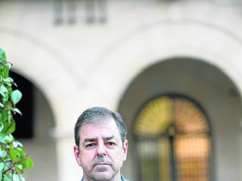 Alfonso Casas, delante del Palacio de Justicia de Teruel.