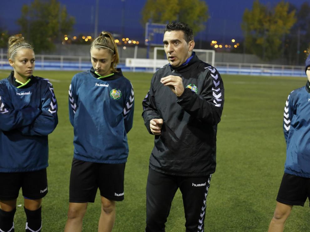 Alberto Berna en un entrenamiento reciente con el Zaragoza Femenino.