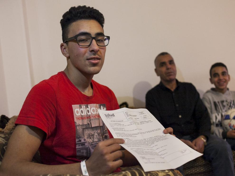 El joven árbitro Fahd Abbou, con el parte de lesiones, este domingo con su padre Ahmed y su hermano Yasin con un balón.