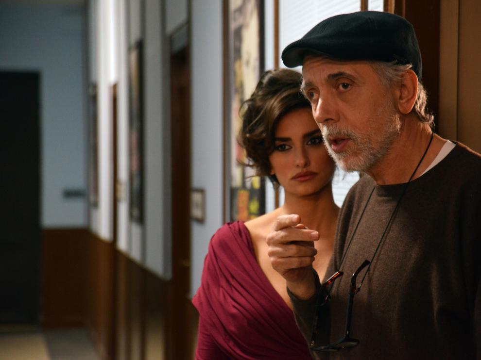 Penélope Cruz y Fernando Trueba, durante el rodaje de 'La reina de España'