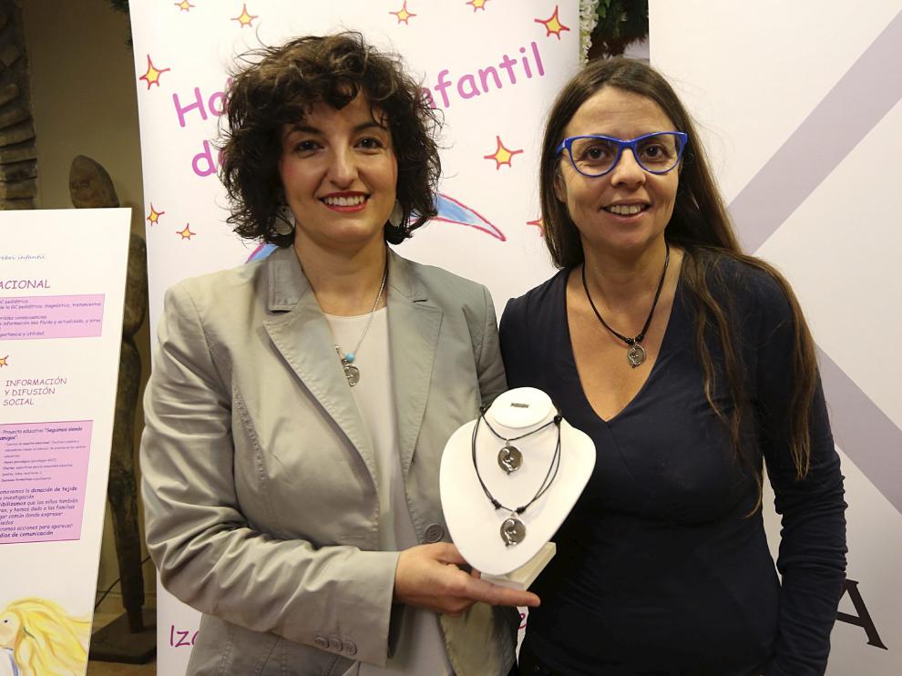 Isabel Claver y Mónica Sarasa, con el collar.