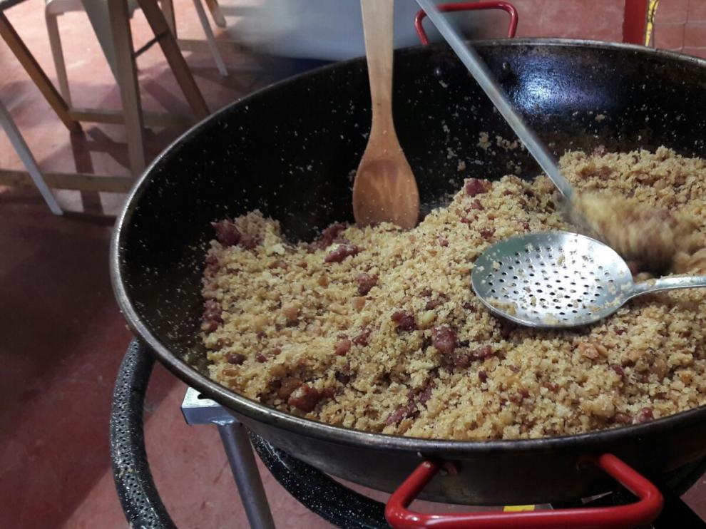 Las migas y el jamón protagonizaron una jornada de convivencia en Almonacid.