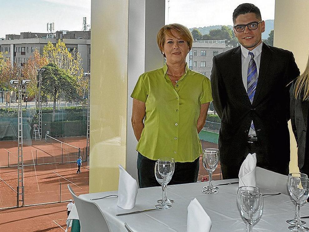 Elena Martín, Marco Palacios y Teresa Pardillos, en uno de los comedores de Stadium Casablanca.