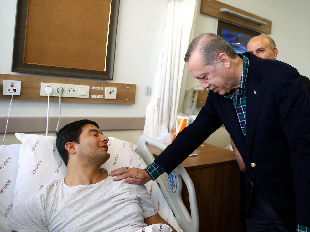 Erdogan visita a uno de los heridos en el atentado.
