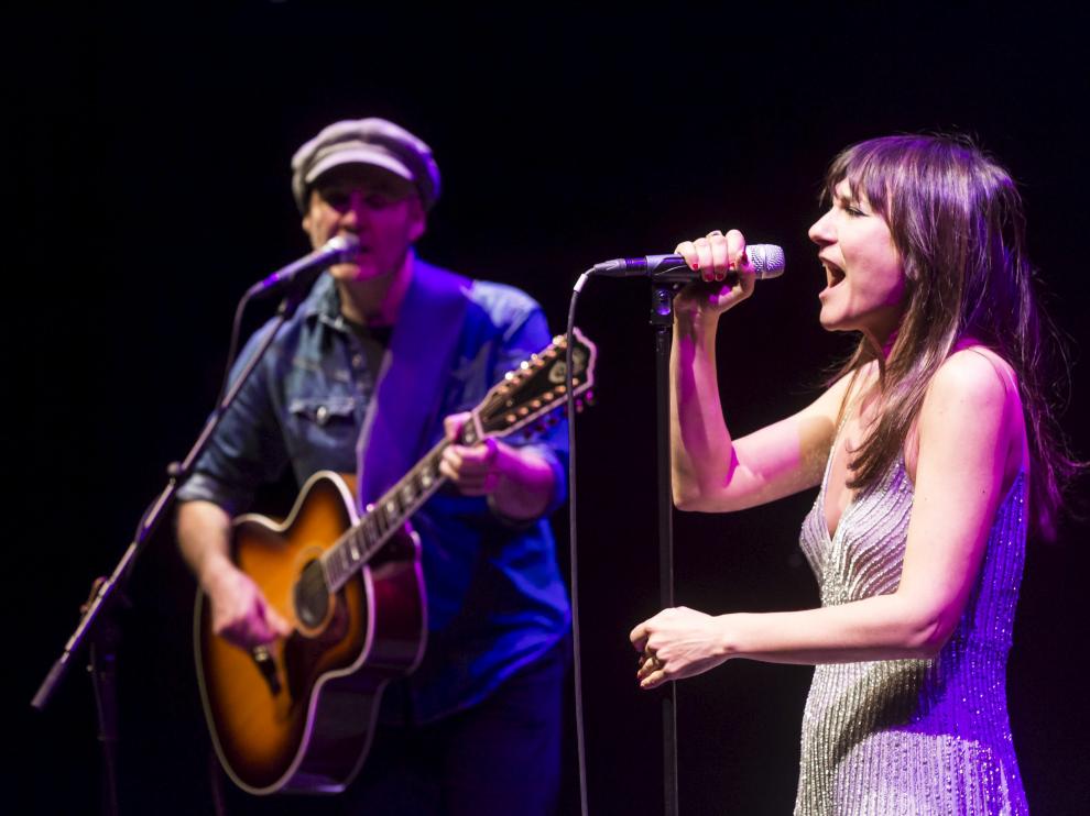 Eva Amaral y Juan Aguirre, en una foto de archivo en el Teatro de las Esquinas de Zaragoza.