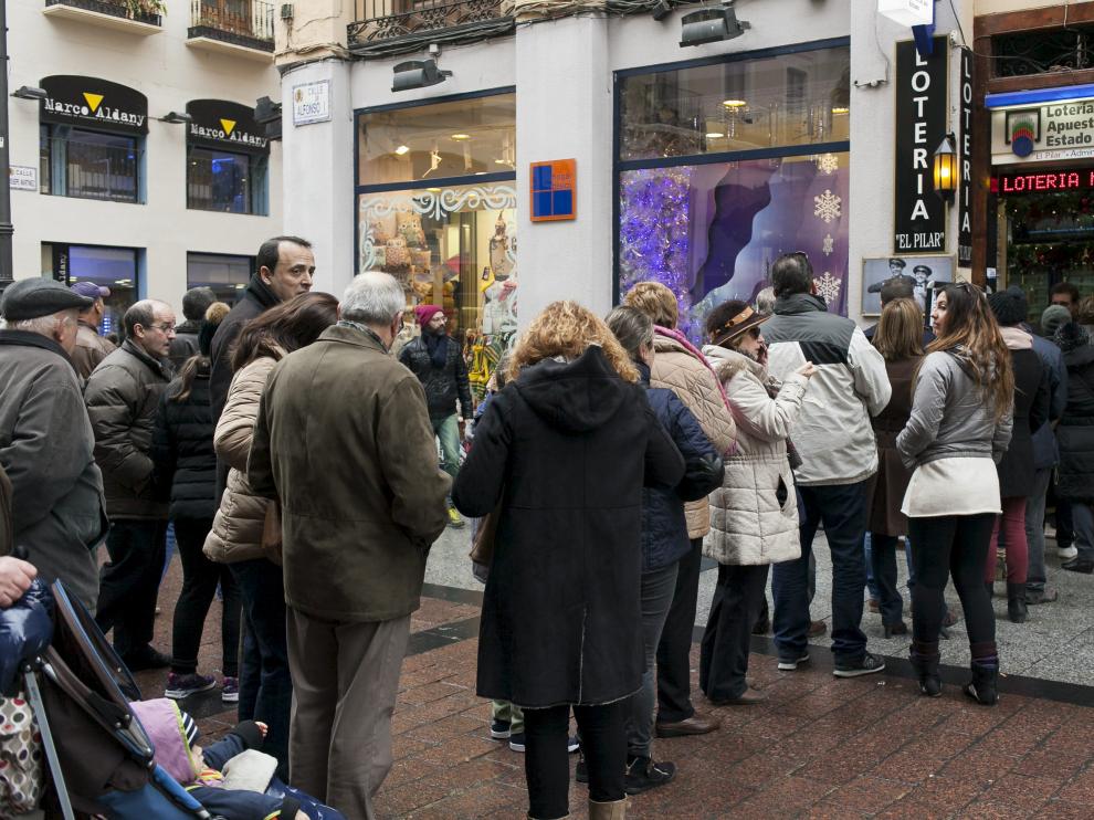 Largas filas a las puertas de la Administración de Loterías de la calle Alfonso, en Zaragoza.
