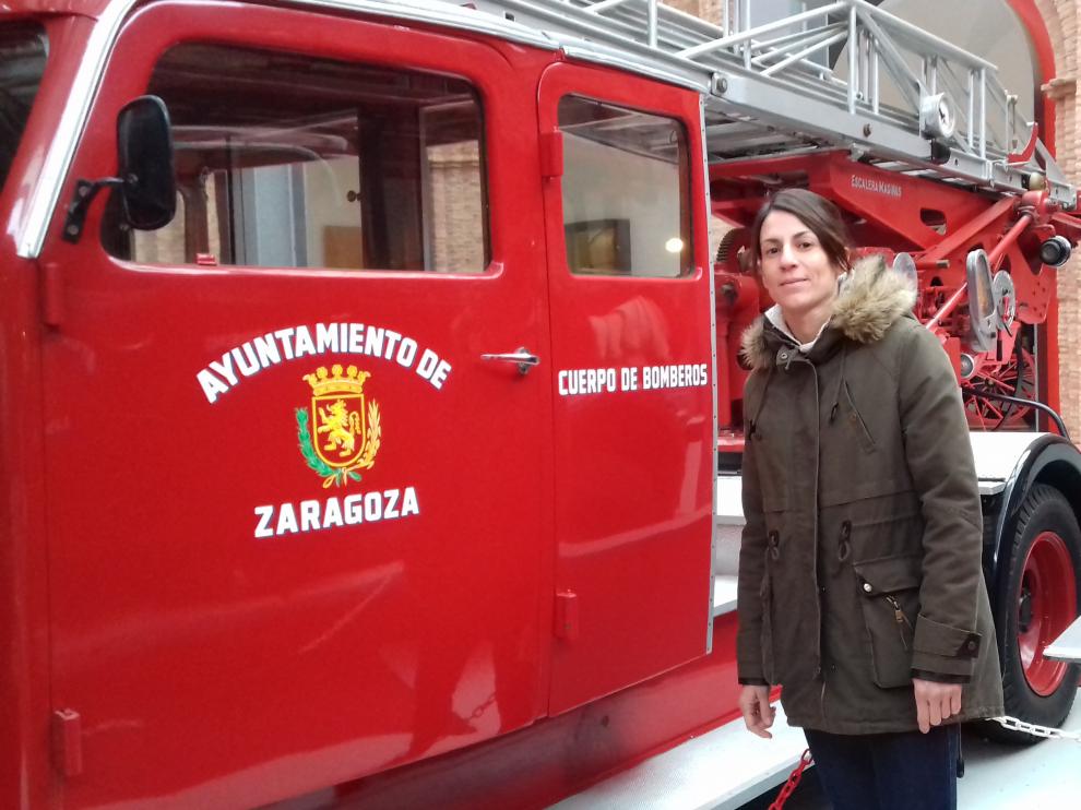 Noemí Loma Mendoza, nueva bombera del Ayuntamiento de Zaragoza, en el Museo del Fuego.