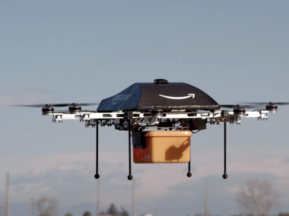 Dron de Amazon transportando un paquete.
