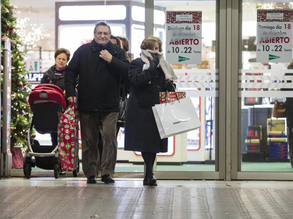 Clientes en la puerta de El Corte Inglés en Zaragoza.