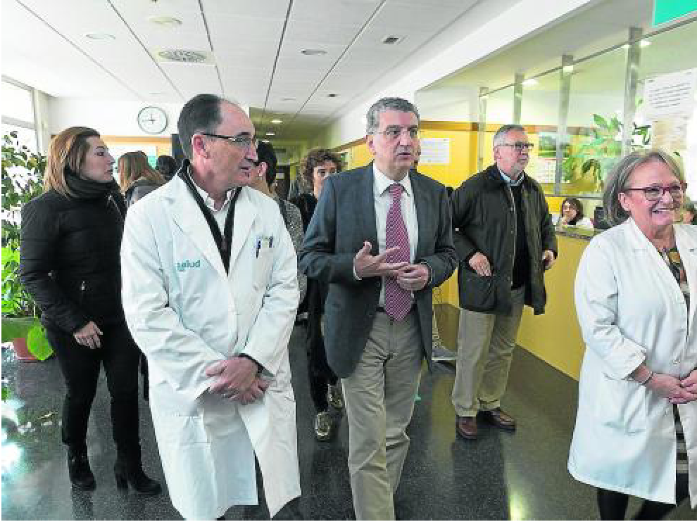 El coordinador del Pirineos, Antonio Castillón, el consejero Celaya y la enfermera Mayte Sánchez.