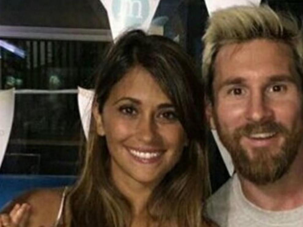 El futbolista Lionel Messi con su novia Antonela Roccuzzo con quién contraerá matrimonio el próximo 30 de junio.