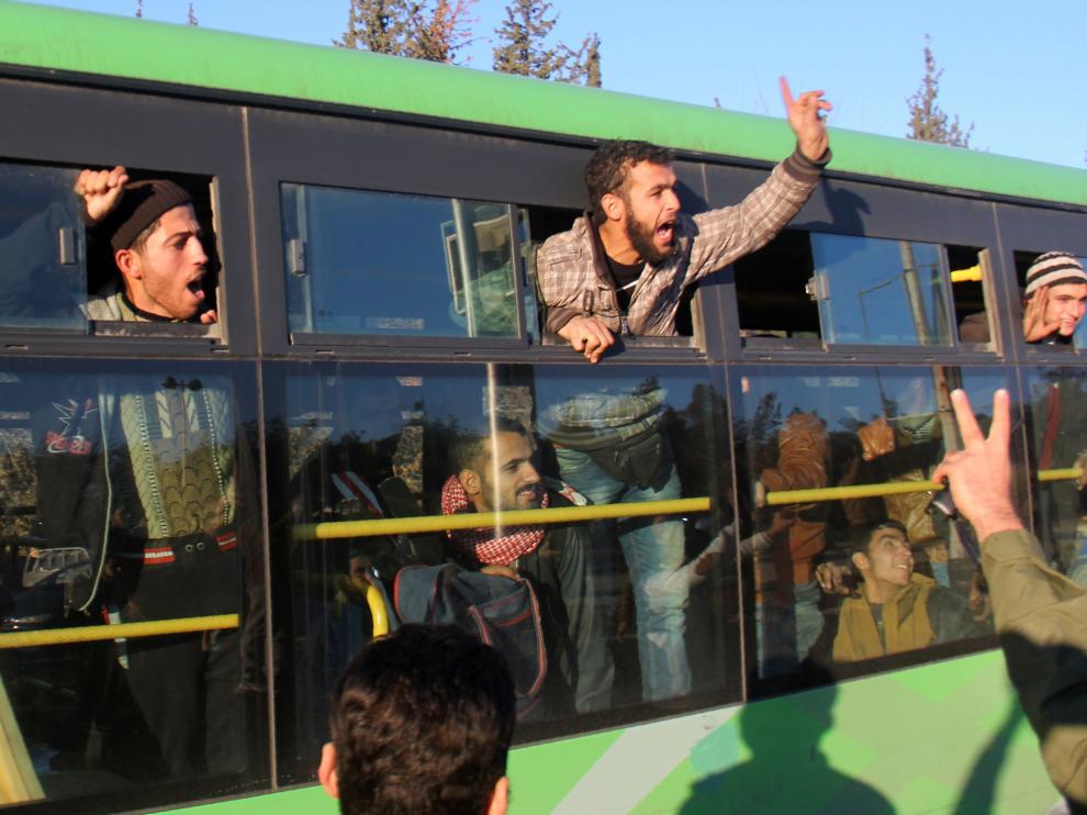Evacuados de la ciudad siria de Alepo.