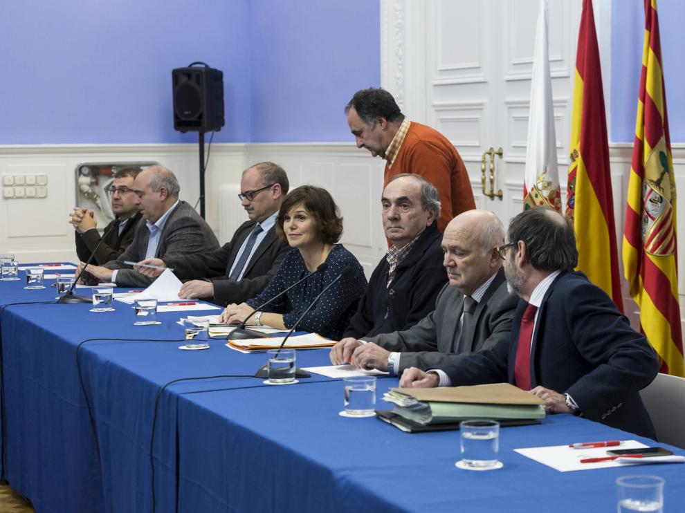 La directora del Instituto Argonés del Agua, Inés Torralba, y Eduardo Moncín, alcalde de Pradilla y portavoz de los alcaldes afectados por las riadas, presidieron la reunión.