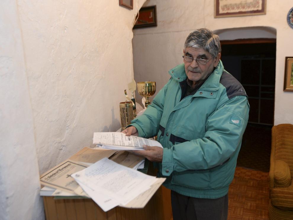 José Albesa muestra en su casa de Obón la documentación presentada contra el Ayuntamiento.