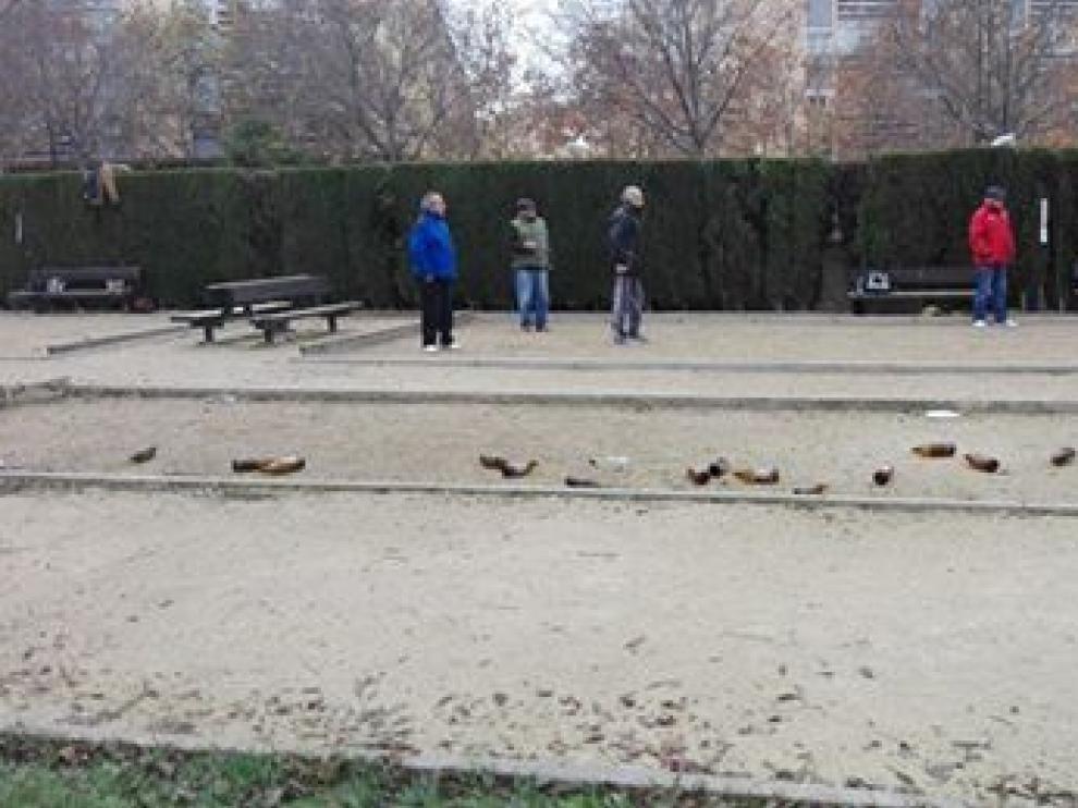 Restos de botellón en las pistas de petanca del Parque Delicias.