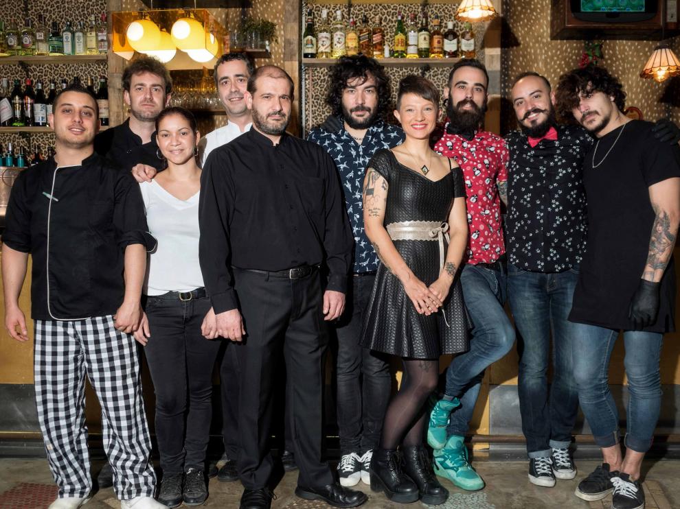 El equipo al completo del nuevo gastrobar, minutos antes de abrir sus puertas el pasado jueves.