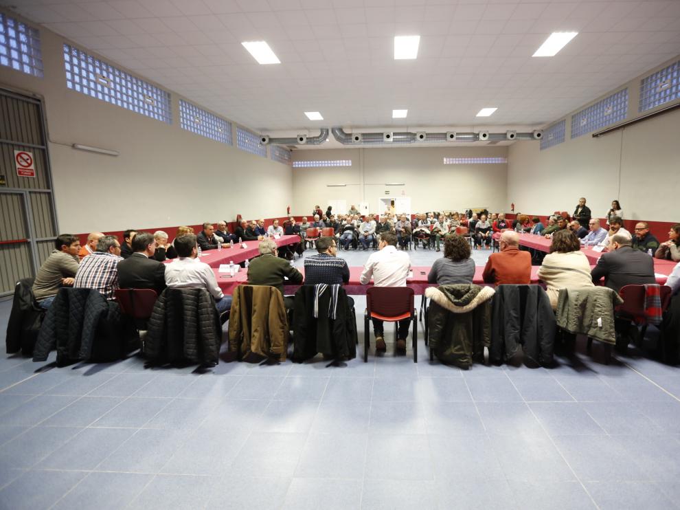 Un centenar de personas se han reunido en el salón social de Quinto.