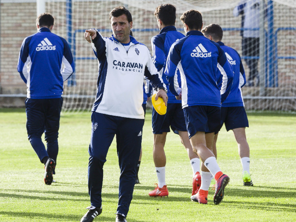 Raúl Agné da indicaciones a la plantilla durante un entrenamiento en la Ciudad Deportiva.