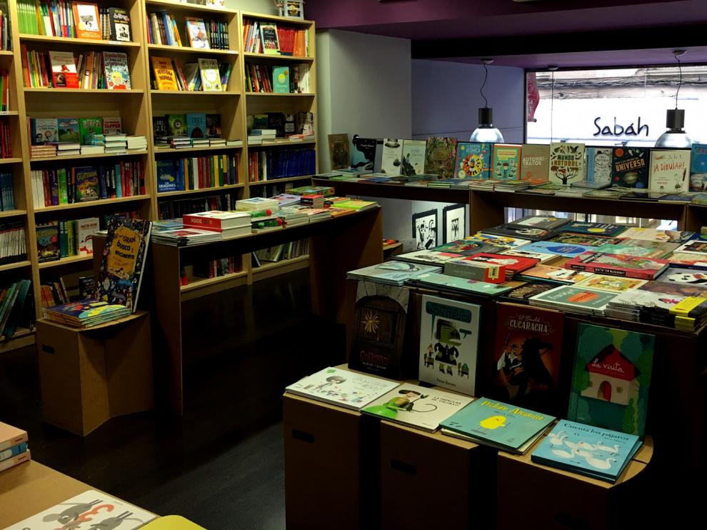 Interior de la librería Los Portadores de Sueños, en Zaragoza