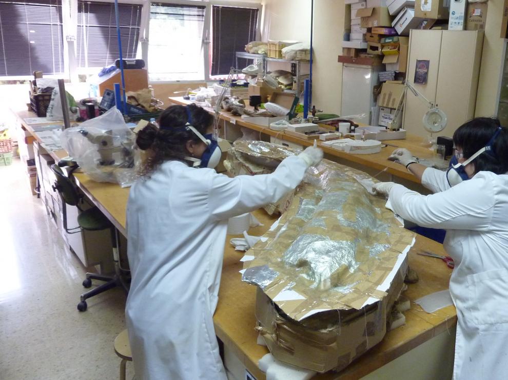 Laboratorio de la Universidad de Zaragoza, donde se restauran las piezas que luego se expondrán