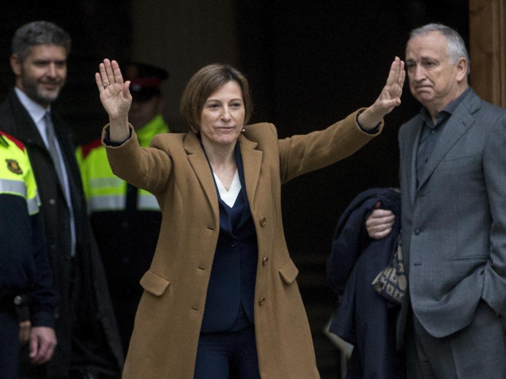 La presidenta del Parlament catalán, Carme Forcadell, saluda antes de entrar a declarar.