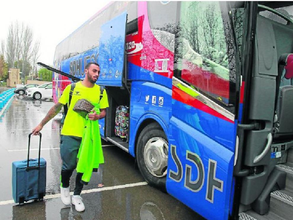 Carlos Akapo en el momento de subirse al autobús que les conduciría hasta Lugo, a donde llegaron a última hora de la tarde.