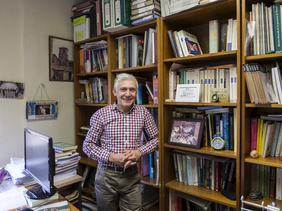 El profesor Luis Antonio Sáez, en su despacho de la Facultad de Economía de Zaragoza