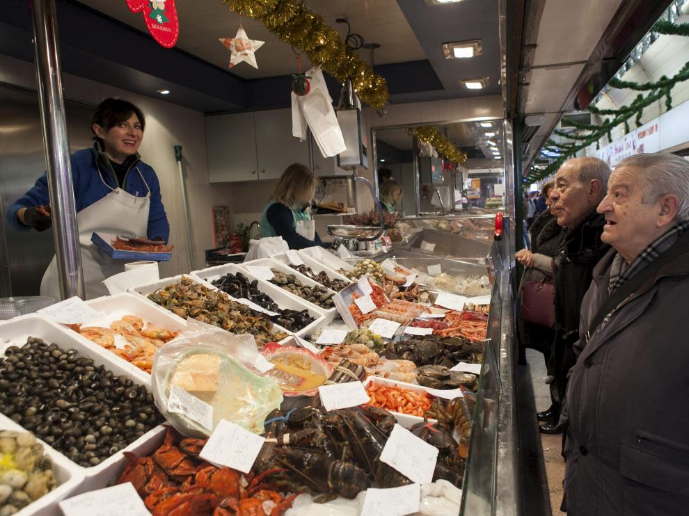Compras navideñas en el mercado central