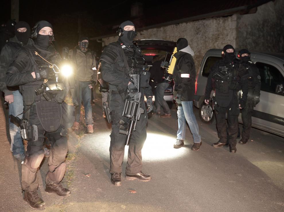 La policía francesa durante las detenciones de este viernes por la noche.