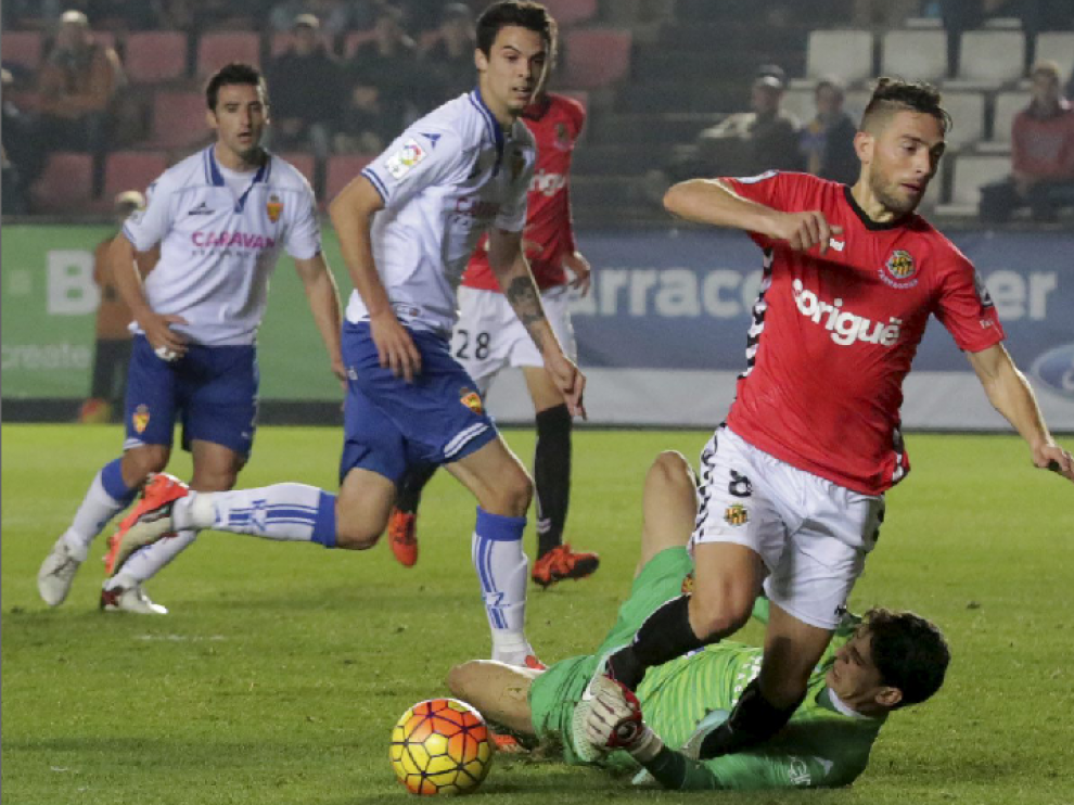 Bono sale a los pies de un rival, ante la mirada de Morán y Marc Bertrán, en el Nástic de Tarragona 3-Real Zaragoza 1 del año pasado antes de la Navidad.