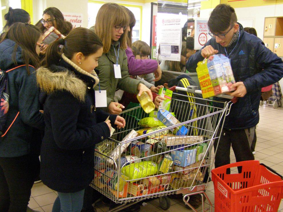 Decenas de escolares se han volcado en la recogida de alimentos.
