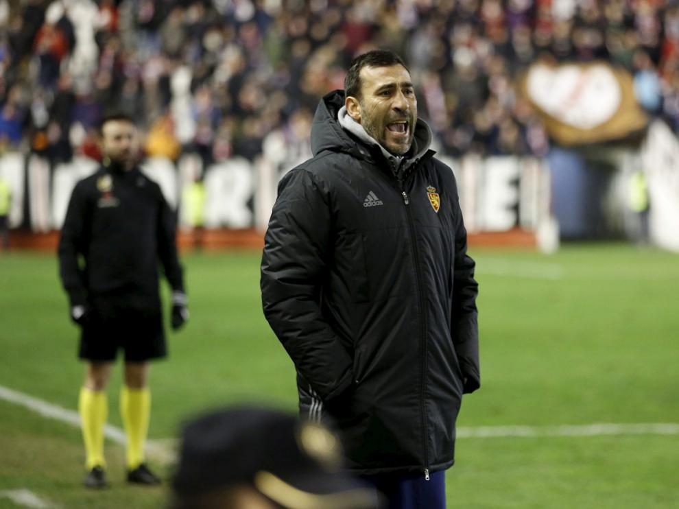Agné da órdenes en la banda del estadio de Vallecas
