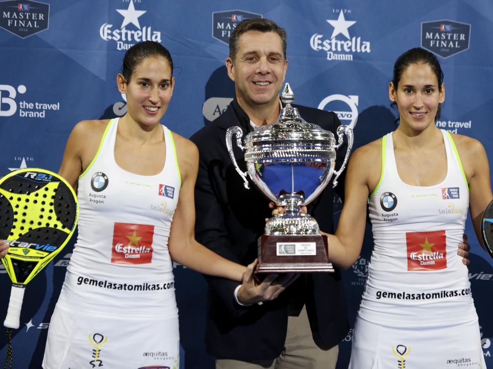 Las gemelas Sánchez Alayeto tras ganar el último título del año.